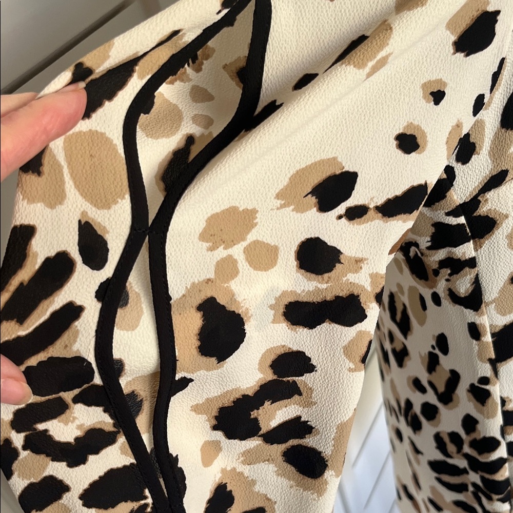 Chico’s NWOT Piped Leopard Print V-Neck Top Peek A Boo Sleeves Size 0 - Picture 3 of 10